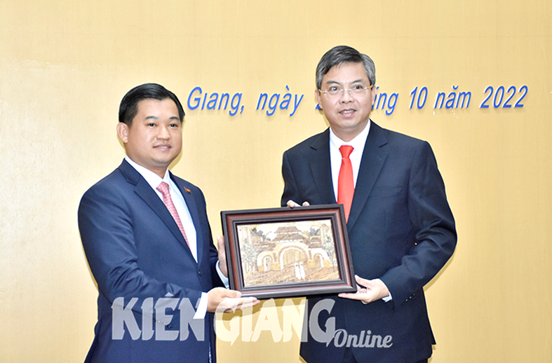 >Phó Chủ tịch UBND tỉnh Kiên Giang Nguyễn Lưu Trung tiếp Tổng lãnh sự Vương quốc Campuchia tại TP. Hồ Chí Minh